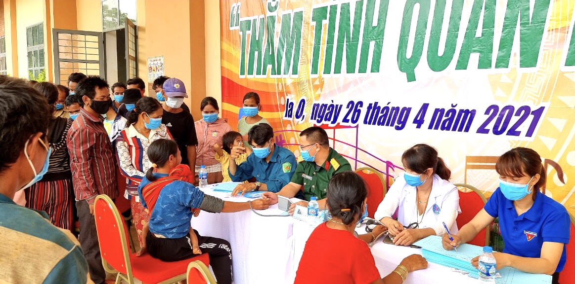 Khám bệnh cấp thuốc miễn phí, tặng quà cho người dân vùng biên giới